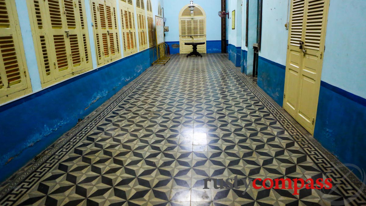 The corridor leading to Le Cong Bich's worship room. The corridor leading to Le Cong Bich's worship room.